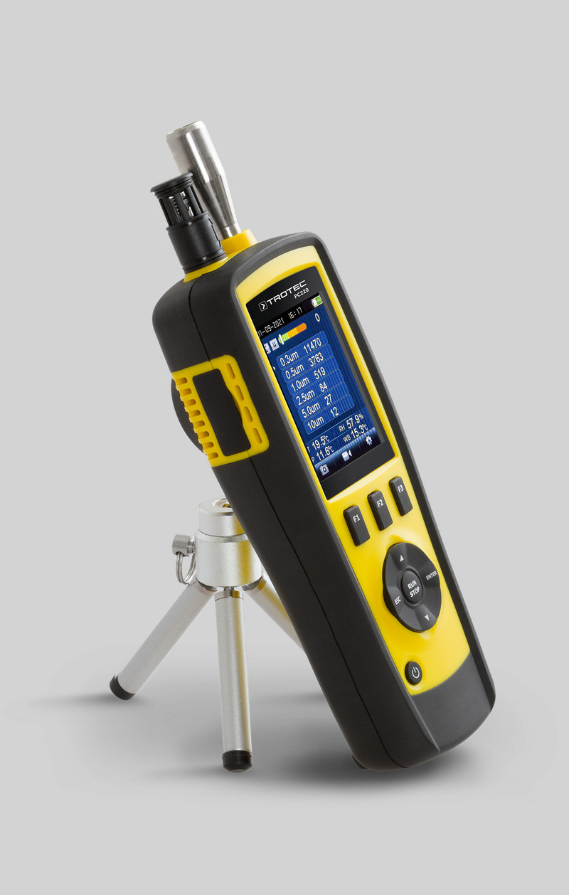 Para realizar mediciones continuas se incluye en el volumen de suministro del PC220 un práctico trípode de pequeño tamaño.